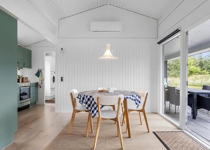 3 Bedroom Lovely In Feriehus